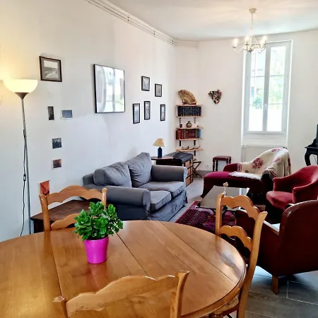Hébergement de vacances La Madeleine, Confortable Maison De Ville Avec Cour