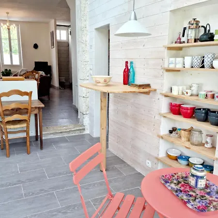 La Madeleine, Confortable Maison De Ville Avec Cour Hébergement de vacances *