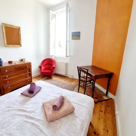 La Madeleine, Confortable Maison De Ville Avec Cour Hébergement de vacances