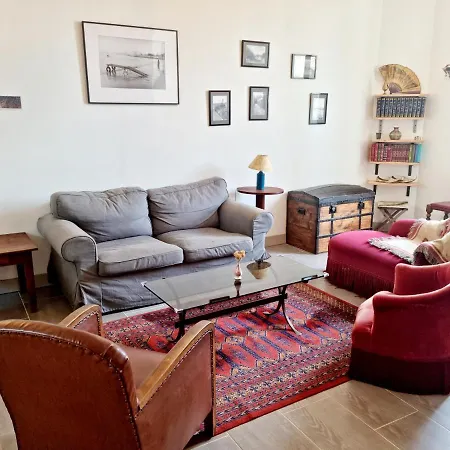 La Madeleine, Confortable Maison De Ville Avec Cour Hébergement de vacances *