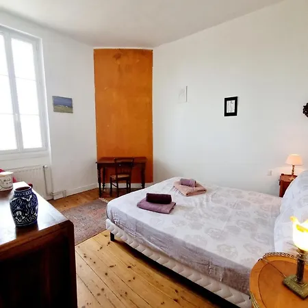 La Madeleine, Confortable Maison De Ville Avec Cour Hébergement de vacances